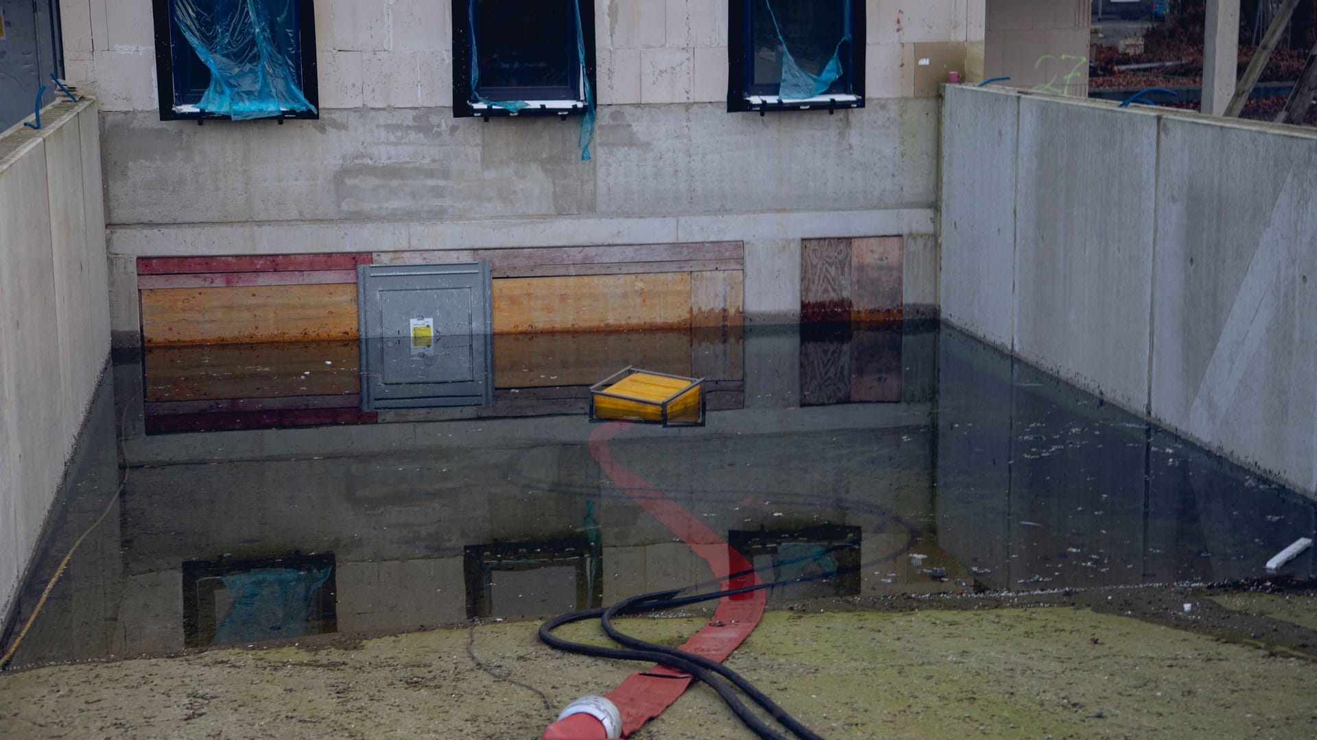 Nach einem Wasserrohrbruch an der Elisenstraße in Essen war eine Tiefgarage voller Wasser gelaufen: Die Feuerwehr musste ausrücken. Nach einem Wasserrohrbruch an der Elisenstraße in Essen war eine Tiefgarage voller Wasser gelaufen: Die Feuerwehr musste ausrücken.