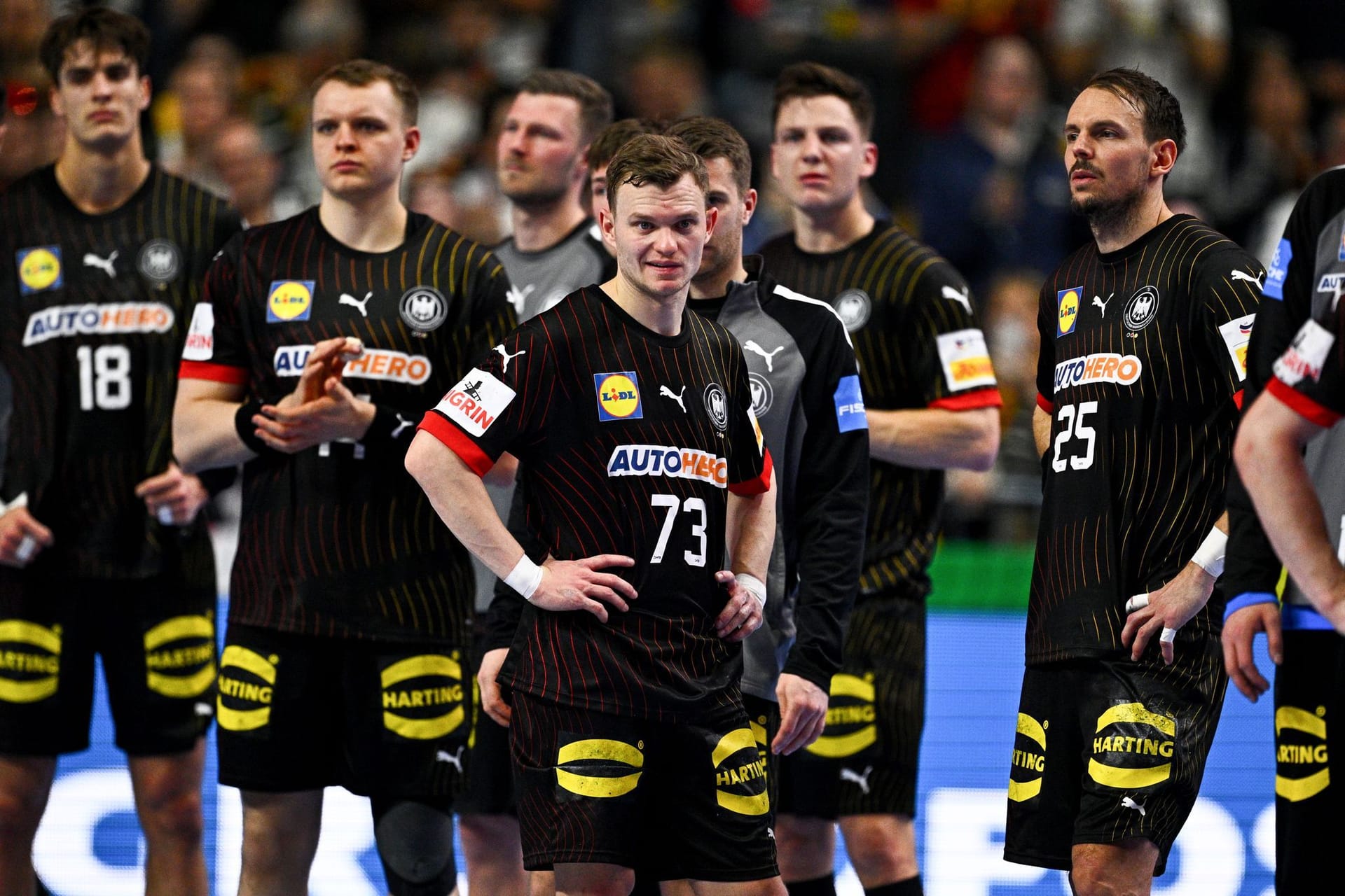 Die deutsche Handball-Nationalmannschaft rettet ein Unentschieden gegen Österreich – und muss nun um das Weiterkommen bei der EM bangen. Dabei kann nur ein Spieler voll überzeugen – zwei andere enttäuschen auf ganzer Linie. Die Einzelkritik.