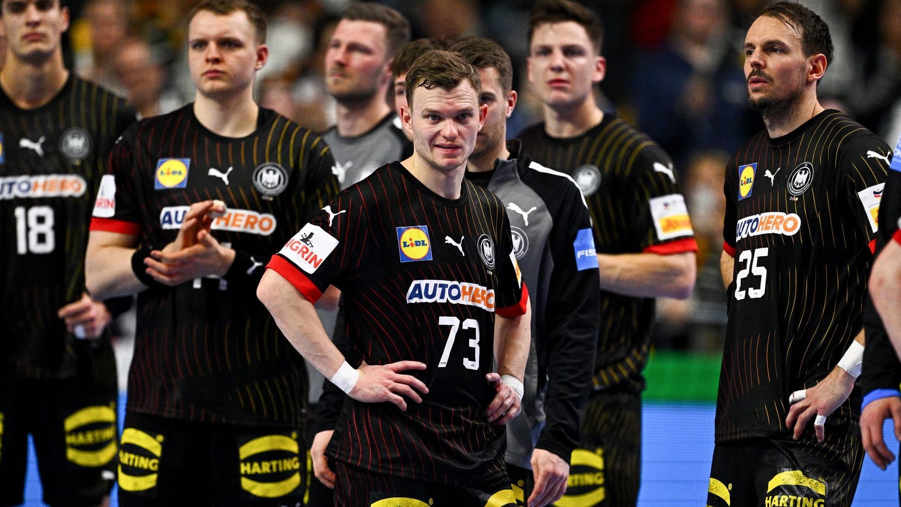 Die deutsche Handball-Nationalmannschaft rettet ein Unentschieden gegen Österreich – und muss nun um das Weiterkommen bei der EM bangen. Dabei kann nur ein Spieler voll überzeugen – zwei andere enttäuschen auf ganzer Linie. Die Einzelkritik.