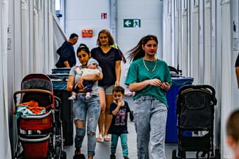 Flüchtlinge im Ankunftszentrum für Ukrainer am ehemaligen Berliner Flughafen Tegel: Die CSU fordert eine Asylwende und weniger Sozialleistungen für Asylbewerber.