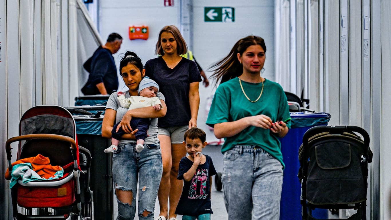 Flüchtlinge im Ankunftszentrum für Ukrainer am ehemaligen Berliner Flughafen Tegel: Die CSU fordert eine Asylwende und weniger Sozialleistungen für Asylbewerber.