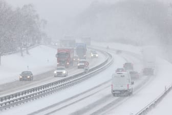 Symbolfoto einer verschneiten und vereisten Autobahn.