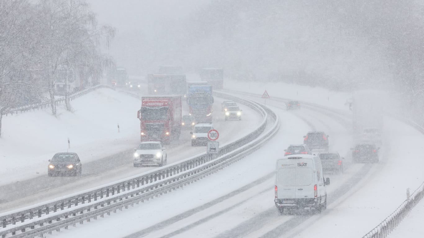 Symbolfoto einer verschneiten und vereisten Autobahn.