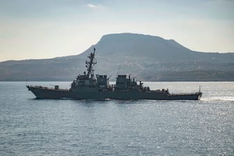 Der Lenkwaffenzerstörer "USS Carney" fährt in der Bucht von Souda: Auch die jemenitische Hauptstadt wurde Huthi-Berichten zufolge angegriffen.