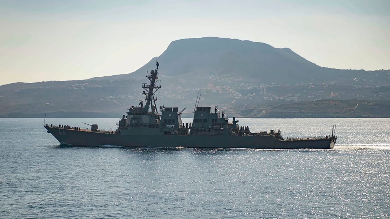 Der Lenkwaffenzerstörer "USS Carney" fährt in der Bucht von Souda: Auch die jemenitische Hauptstadt wurde Huthi-Berichten zufolge angegriffen.