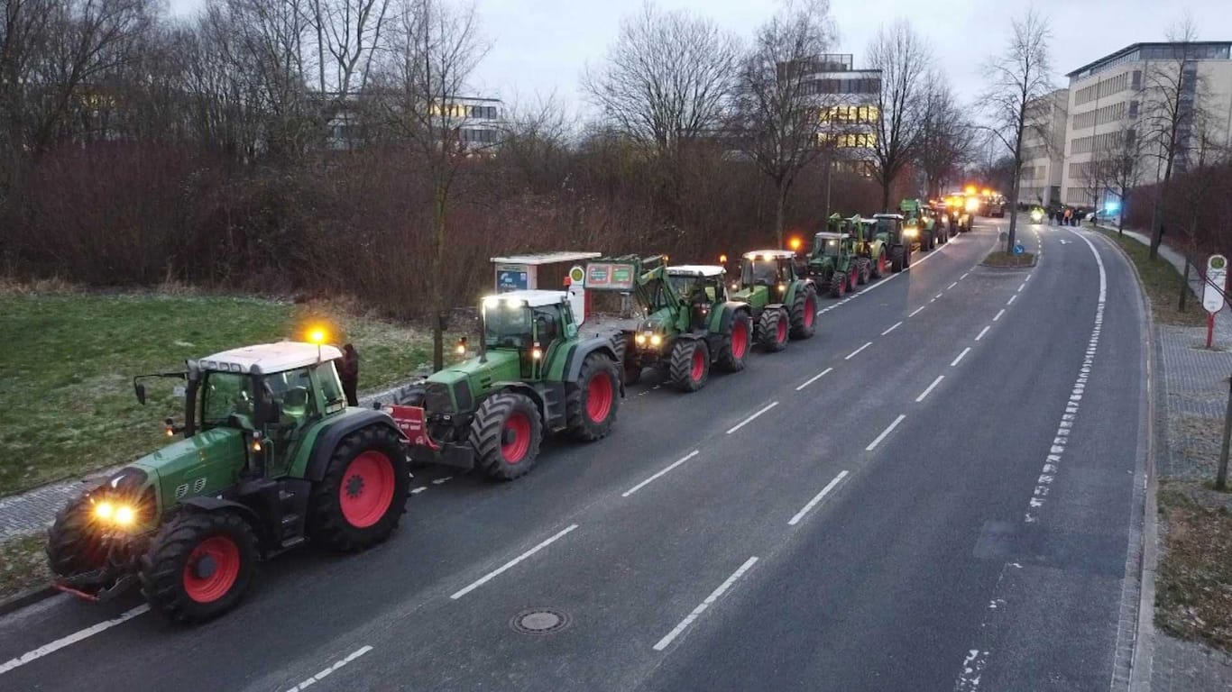 Traktoren-Korso in Dortmund: An einem Sammelpunkt an der Uni trafen sich auch Teilnehmer aus umliegenden Städten wie Bochum und Witten.