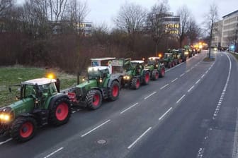 Traktoren-Korso in Dortmund: An einem Sammelpunkt an der Uni trafen sich auch Teilnehmer aus umliegenden Städten wie Bochum und Witten.