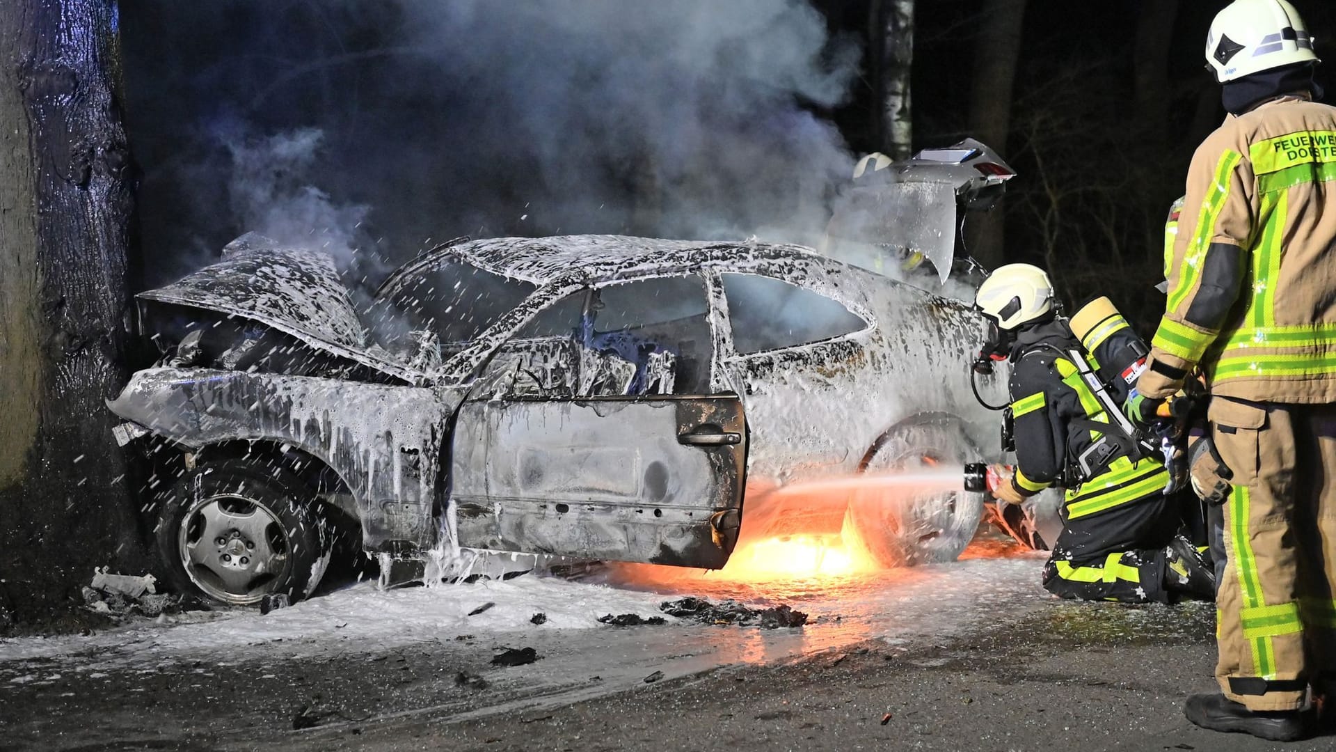 Unfallstelle in Dorsten: Das Auto brannte in der Nacht komplett aus.