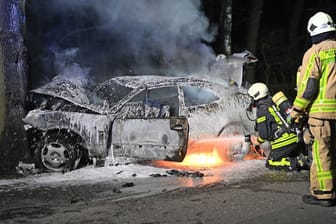 Unfallstelle in Dorsten: Das Auto brannte in der Nacht komplett aus.