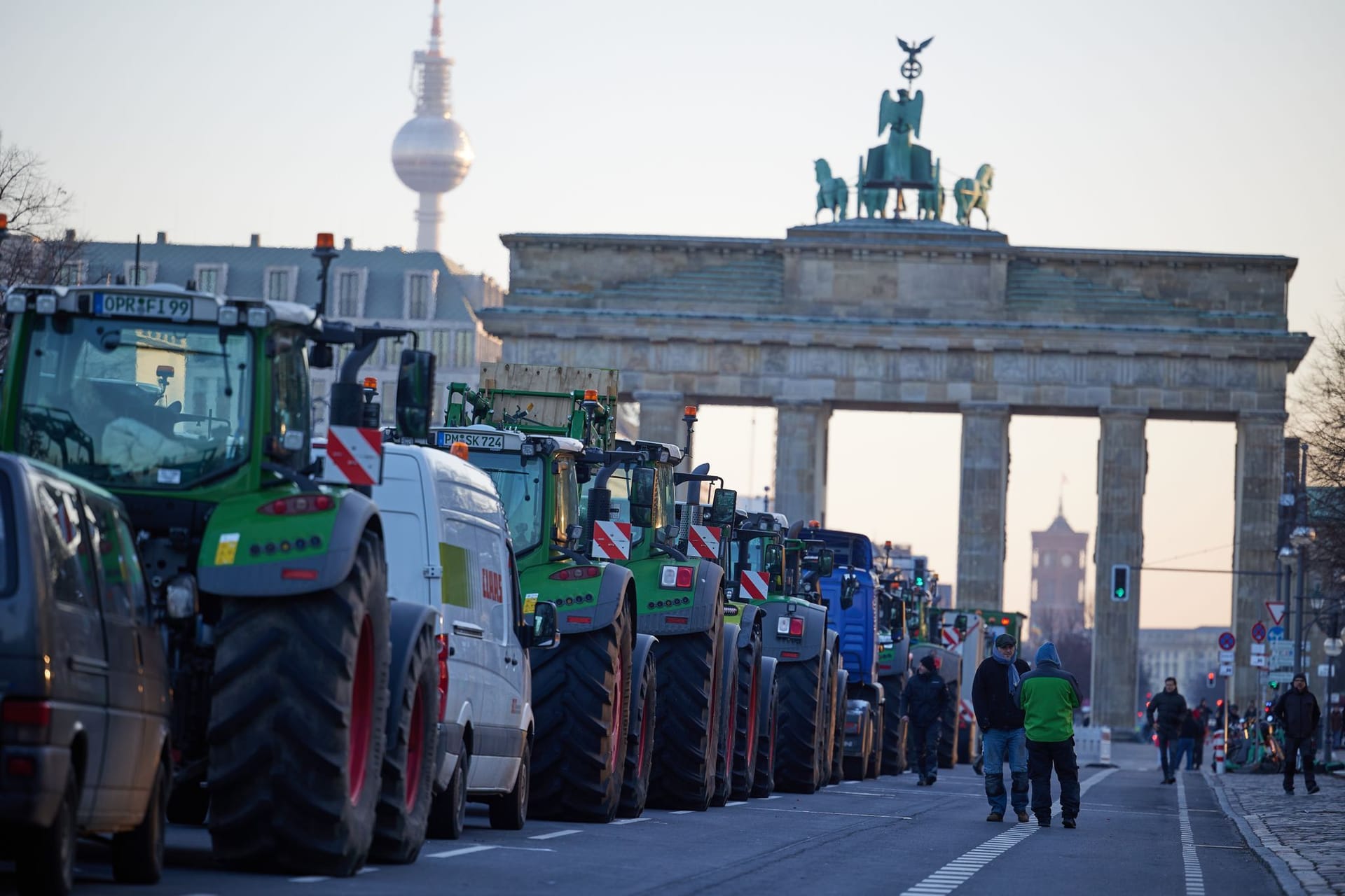 Zahlreiche Traktoren stehen bei einem Bauernprotest auf der Straße des 17. Juni vor dem Brandenburger Tor: Rund 200 Fahrzeuge sollen sich dort befinden.