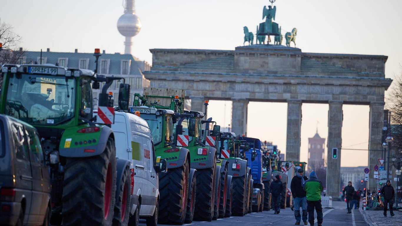 Zahlreiche Traktoren stehen bei einem Bauernprotest auf der Straße des 17. Juni vor dem Brandenburger Tor: Rund 200 Fahrzeuge sollen sich dort befinden.