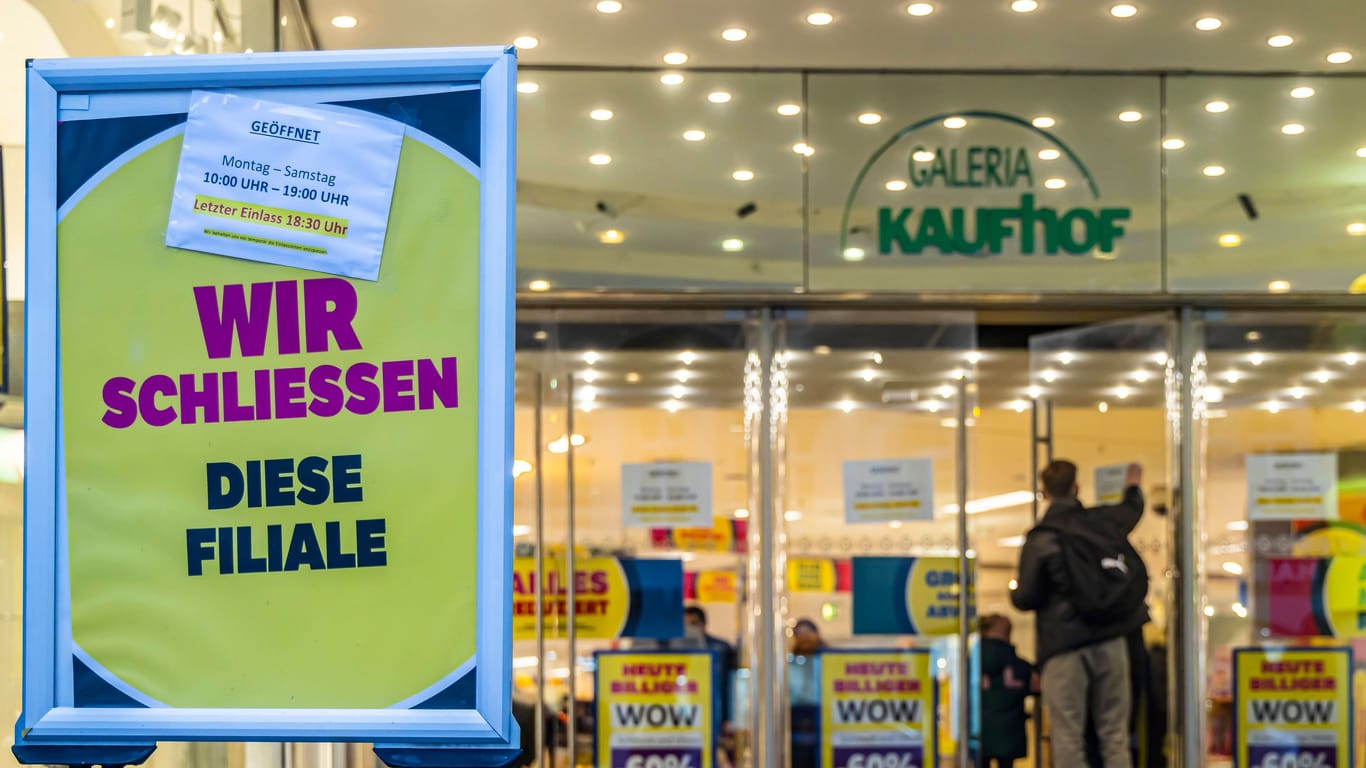 Eine Galeria-Filiale in Stuttgart (Symbolbild): Die Pleite des Mutterkonzerns sorgt für Unsicherheit bei der kriselnden Warenhauskette.
