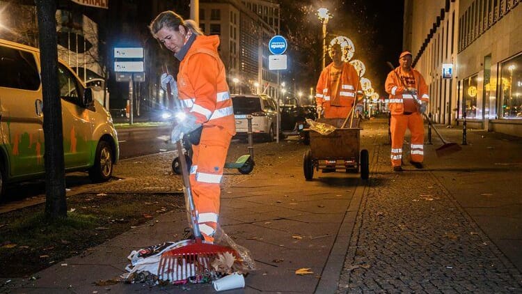 Berlin: Für den Spezialeinsatz zur Neujahrsreinigung am 1. Januar 2024 standen rund 500 Beschäftigte und 180 Fahrzeuge der Berliner Stadtreinigung bereit