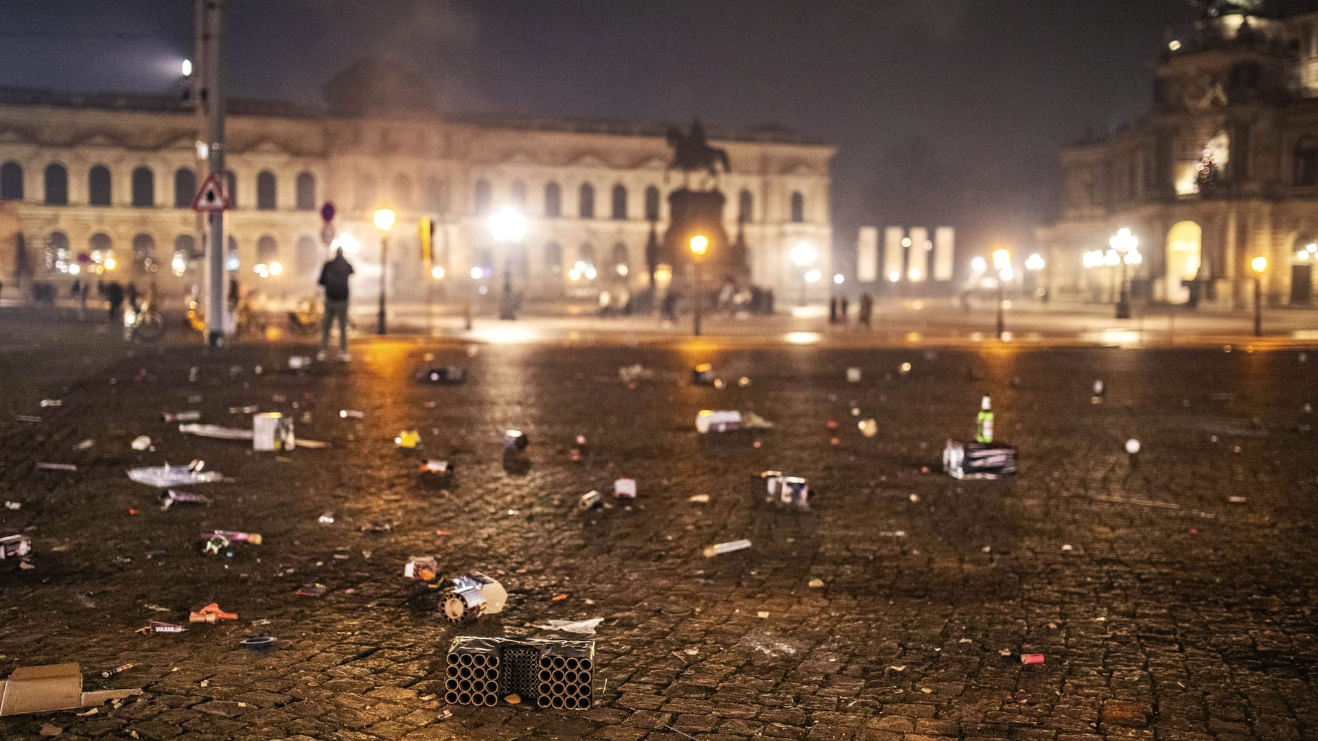 In der Dresdner Altstadt wird Silvester gefeiert. Im Bild Böller- und Raketen-Müll vor Dresdner Zwinger und Semperoper. Dresden, 01.01.2024 *** New Years Eve is celebrated in Dresdens old town Pictured Foto:xM.xPatzigx/xFuturexImagex silvester_dresden_3250 In der Dresdner Altstadt wird Silvester gefeiert. Im Bild Böller- und Raketen-Müll vor Dresdner Zwinger und Semperoper. Dresden, 01.01.2024 *** New Years Eve is celebrated in Dresdens old town Pictured Foto:xM.xPatzigx/xFuturexImagex silvester_dresden_3250