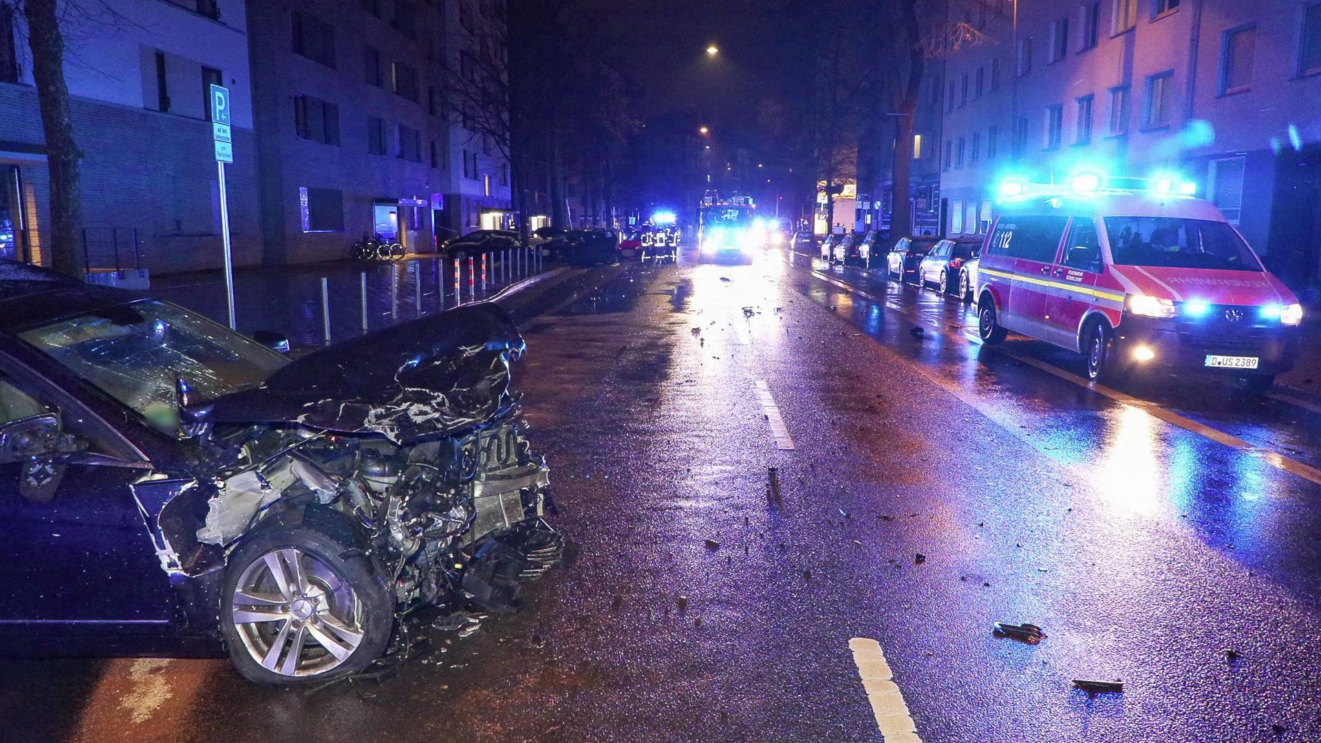 Folgenschwerer Unfall in der Düsseldorfer Innenstadt: Beide Fahrzeuge erlitten einen Totalschaden, sechs Menschen wurden verletzt.