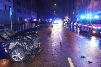 Folgenschwerer Unfall in der Düsseldorfer Innenstadt: Beide Fahrzeuge erlitten einen Totalschaden, sechs Menschen wurden verletzt.