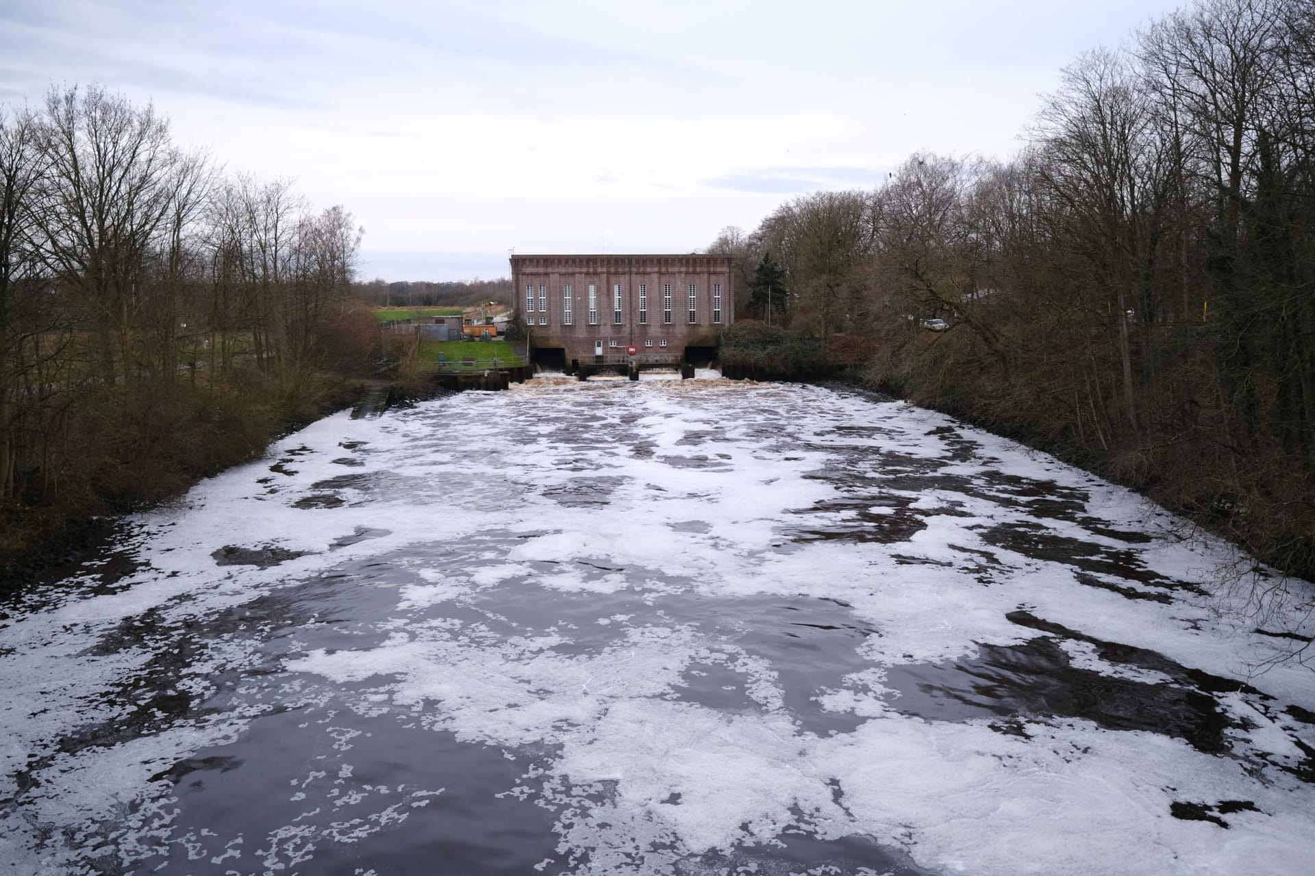 Das Wasser vor dem Wasserkraftwerk in Oldenburg, wo der Küstenkanal in die Hunte mündet, ist aufgewühlt. An der Hunte und Wümme gibt es noch keine Entwarnung.