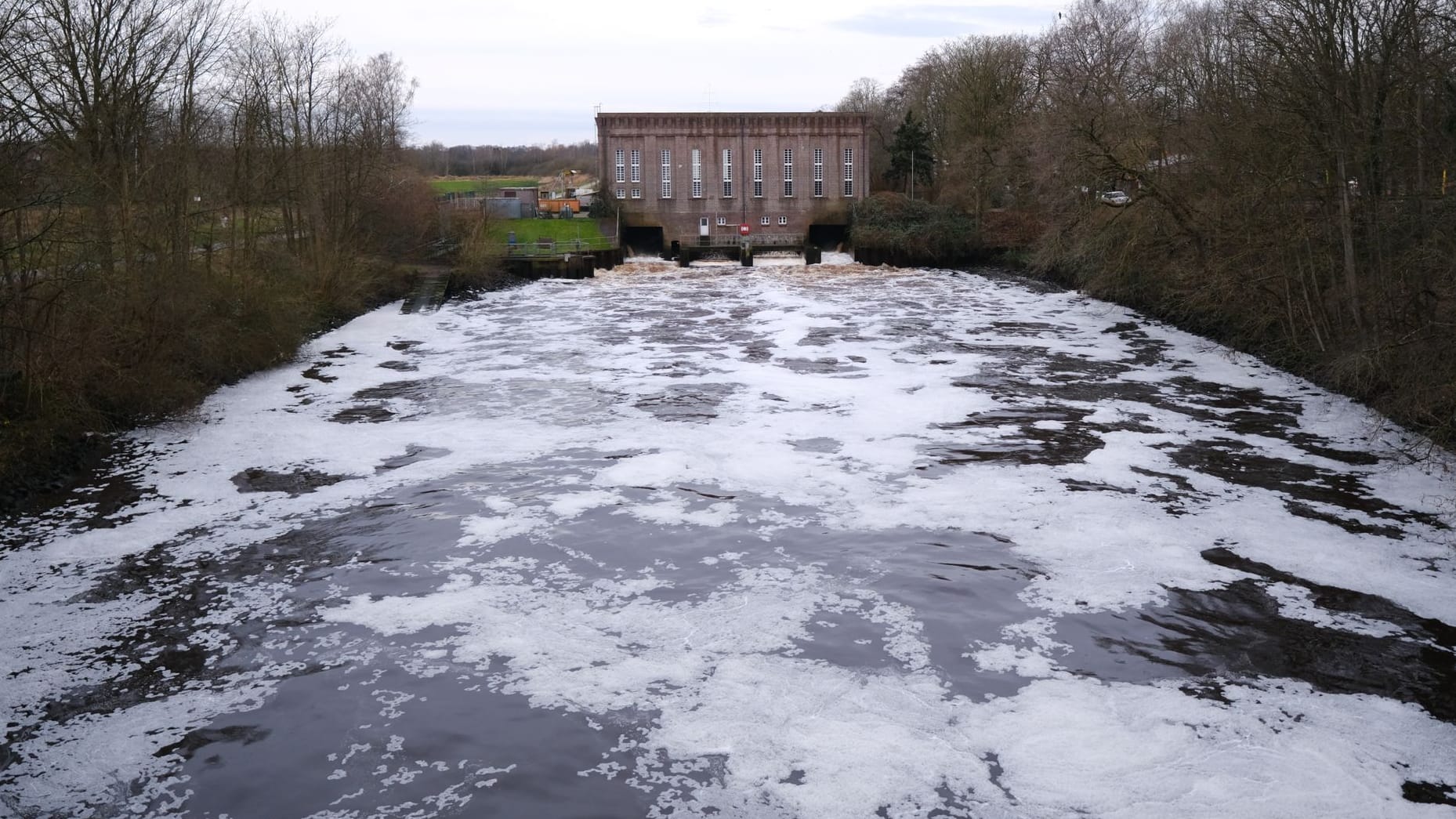 Das Wasser vor dem Wasserkraftwerk in Oldenburg, wo der Küstenkanal in die Hunte mündet, ist aufgewühlt. An der Hunte und Wümme gibt es noch keine Entwarnung.