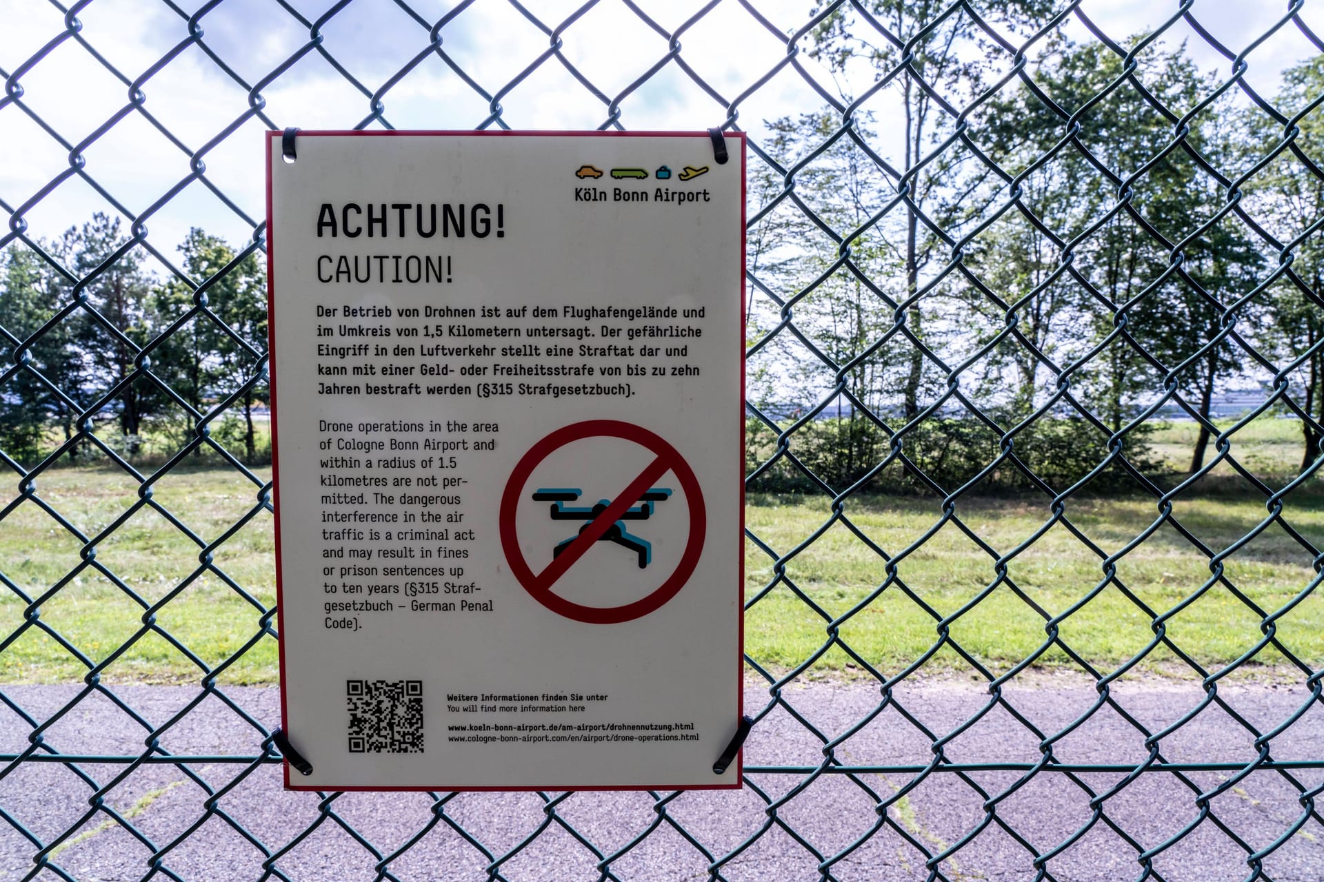 Ein Hinweisschild weist auf das Drohnenverbot am Kölner Flughafen hin (Archivbild): Dennoch hält sich nicht jeder daran.