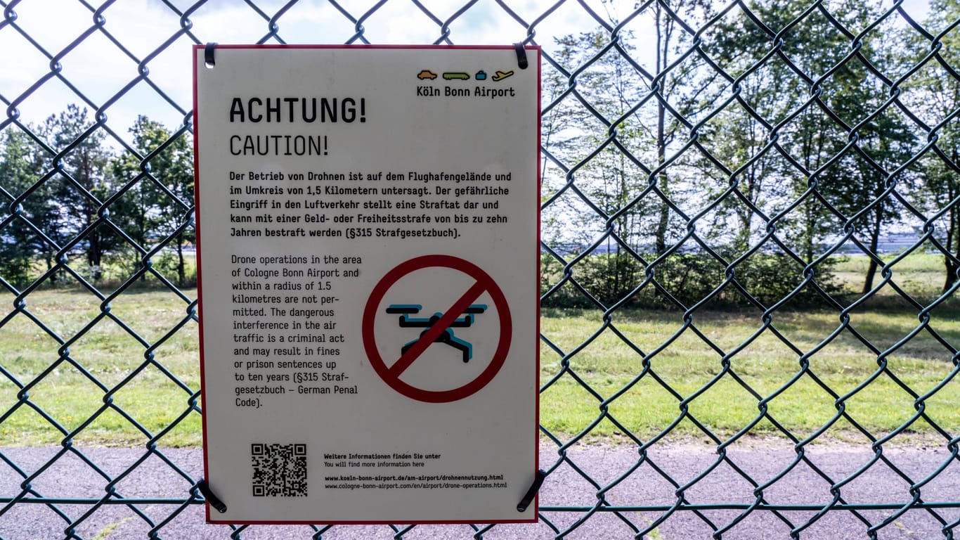 Ein Hinweisschild weist auf das Drohnenverbot am Kölner Flughafen hin (Archivbild): Dennoch hält sich nicht jeder daran.