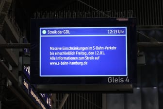 Auf einer Hinweistafel im Hauptbahnhof Hamburg wird auf den Streik der GDL hingewiesen (Symbolbild): Auch dieses Mal wird mit "massiven Einschränkungen" gerechnet.