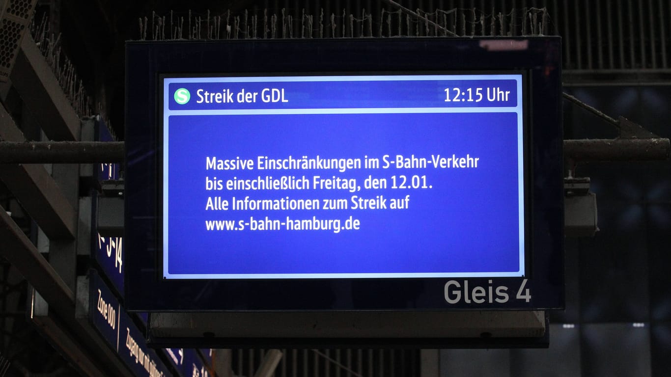 Auf einer Hinweistafel im Hauptbahnhof Hamburg wird auf den Streik der GDL hingewiesen (Symbolbild): Auch dieses Mal wird mit "massiven Einschränkungen" gerechnet.