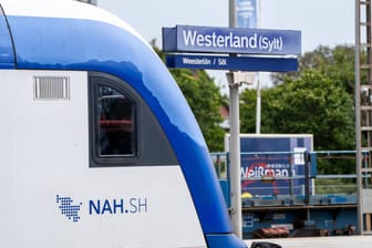 Ein Zug der NAH.SH am Bahnhof von Westerland auf Sylt (Symbolbild): Immer wieder kommt es hier zu Verspätungen und Ausfällen. Das soll sich in Zukunft ändern.