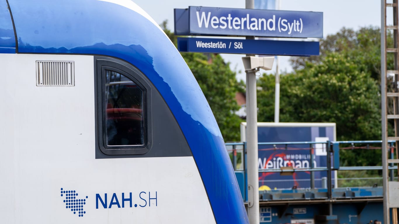Ein Zug der NAH.SH am Bahnhof von Westerland auf Sylt (Symbolbild): Immer wieder kommt es hier zu Verspätungen und Ausfällen. Das soll sich in Zukunft ändern.
