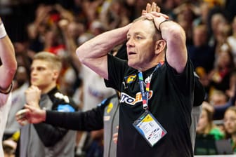 Alfred Gíslason verzweifelt: Gegen Frankreich mussten der Bundestrainer und sein Team die erste Niederlage bei der Heim-EM hinnehmen.