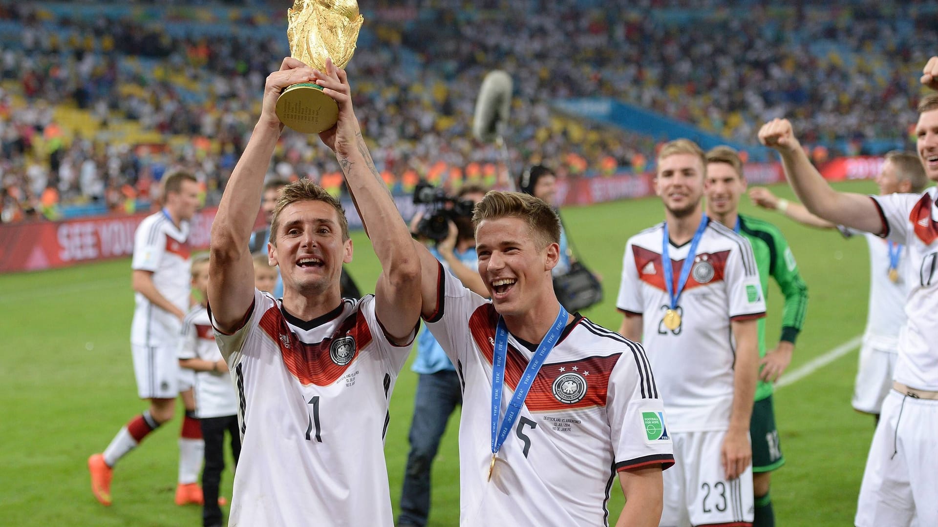Weltmeister: Miroslaw Klose (l.) feiert mit Erik Durm.