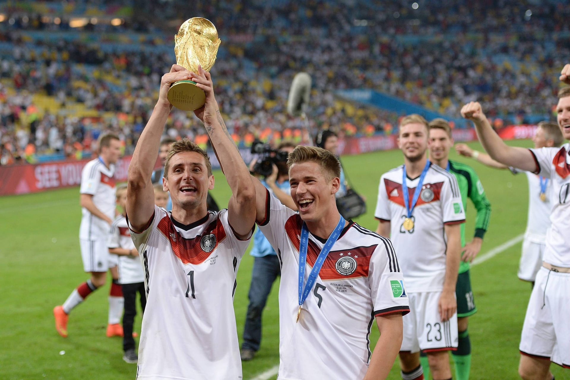 Weltmeister: Miroslaw Klose (l.) feiert mit Erik Durm.