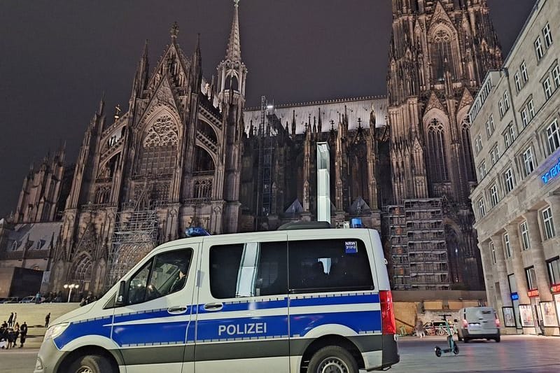 Ein Einsatzfahrzeug der Polizei steht vor dem Dom (Archivbild): Seit den Weihnachtstagen führten Polizeibeamte strenge Kontrollen durch.