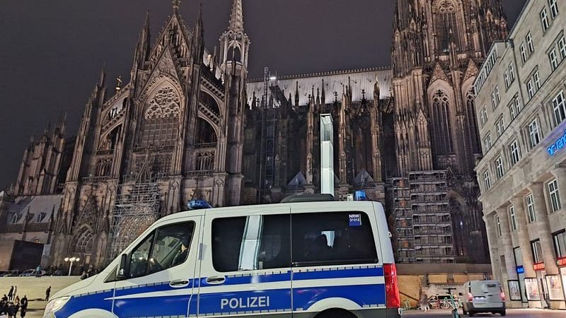 Ein Einsatzfahrzeug der Polizei steht vor dem Dom (Archivbild): Seit den Weihnachtstagen führten Polizeibeamte strenge Kontrollen durch.