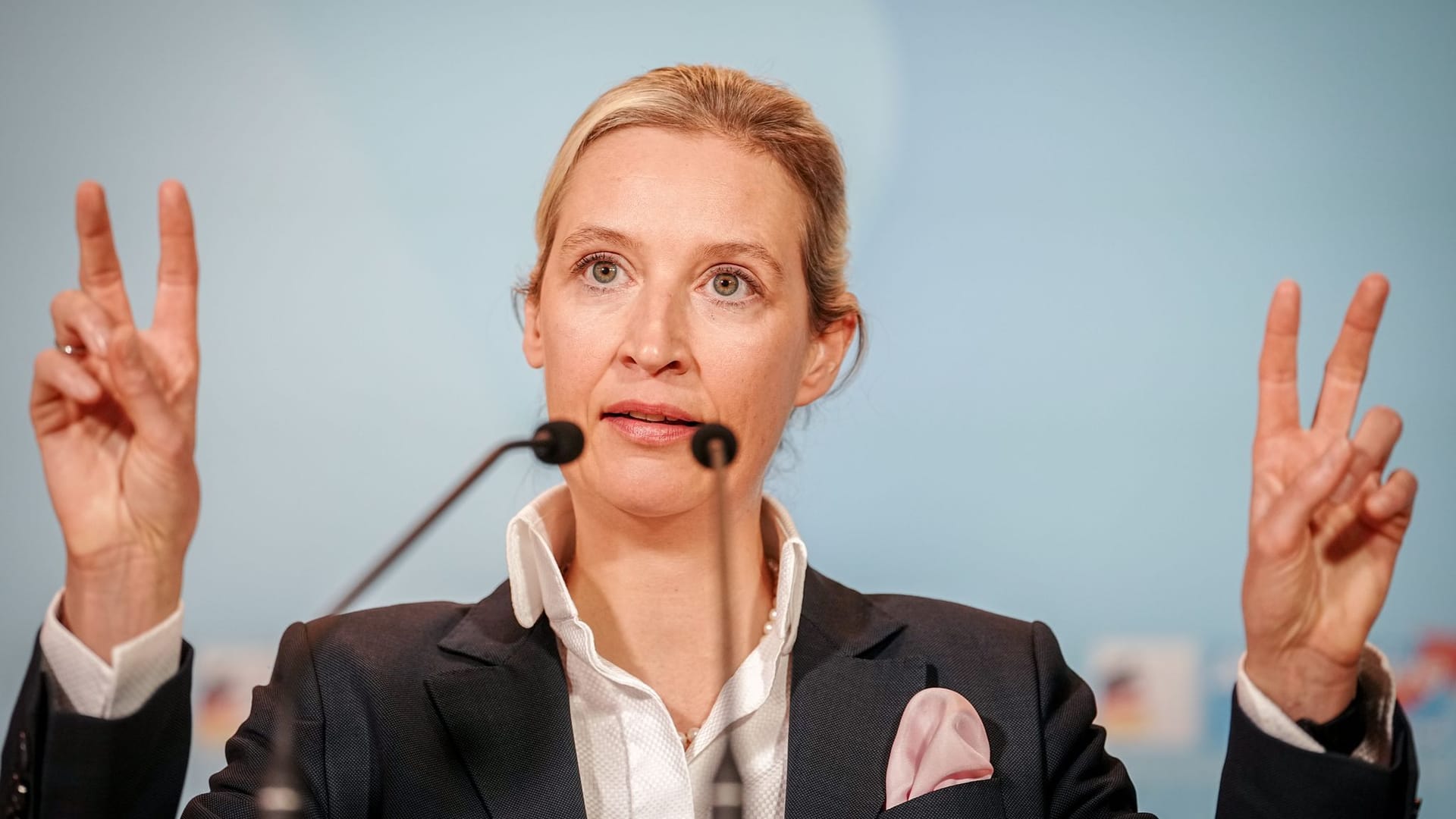 Beobachtet auch von der eigenen Partei: Alice Weidel beim Statement am Dienstagnachmittag.