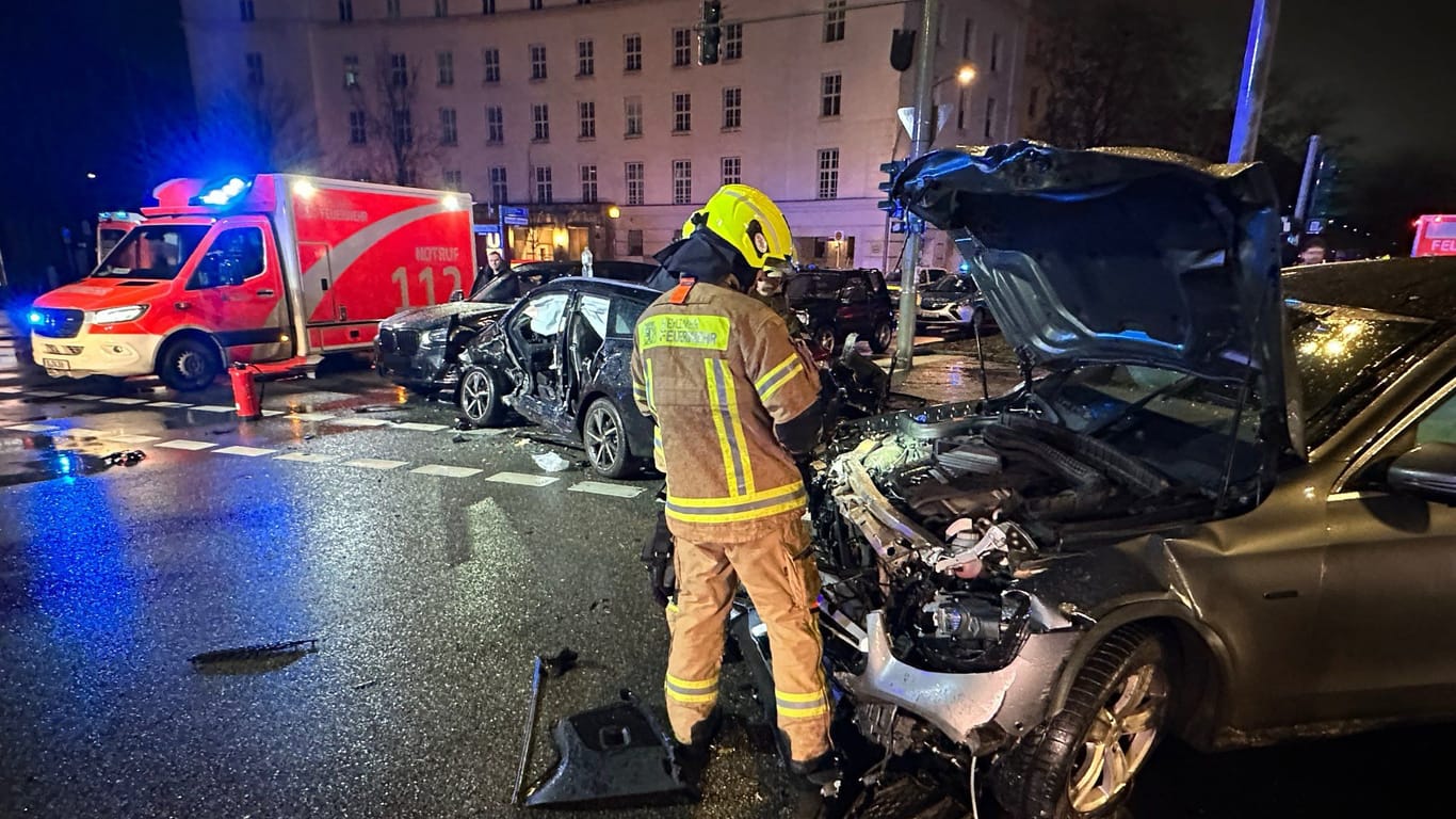 Ein Feuerwehrmann an einer Einsatzstelle: In Berlin-Wilmersdorf kam es am Abend zu einem schweren Verkehrsunfall.
