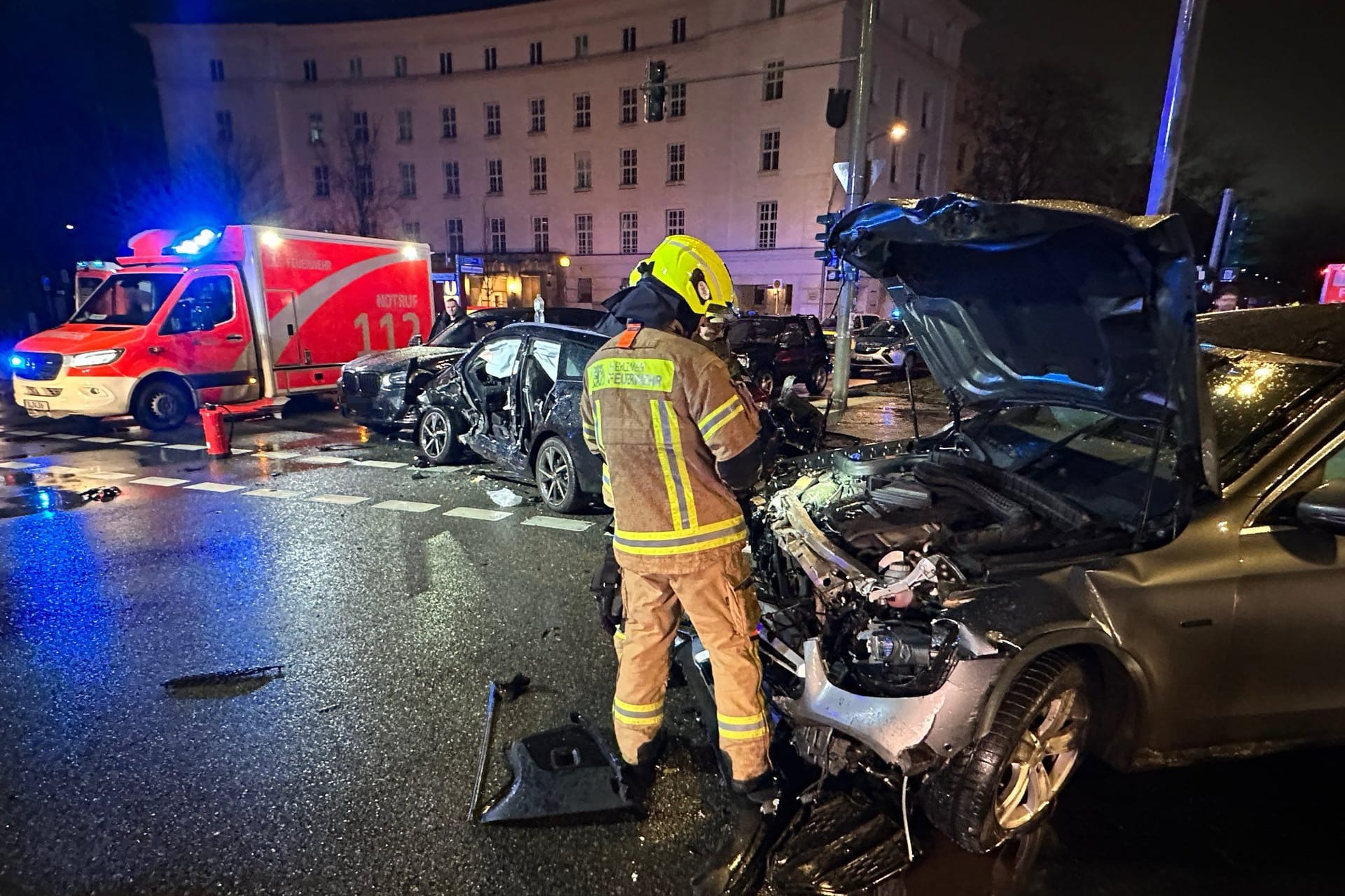 Ein Feuerwehrmann an einer Einsatzstelle: In Berlin-Wilmersdorf kam es am Abend zu einem schweren Verkehrsunfall.