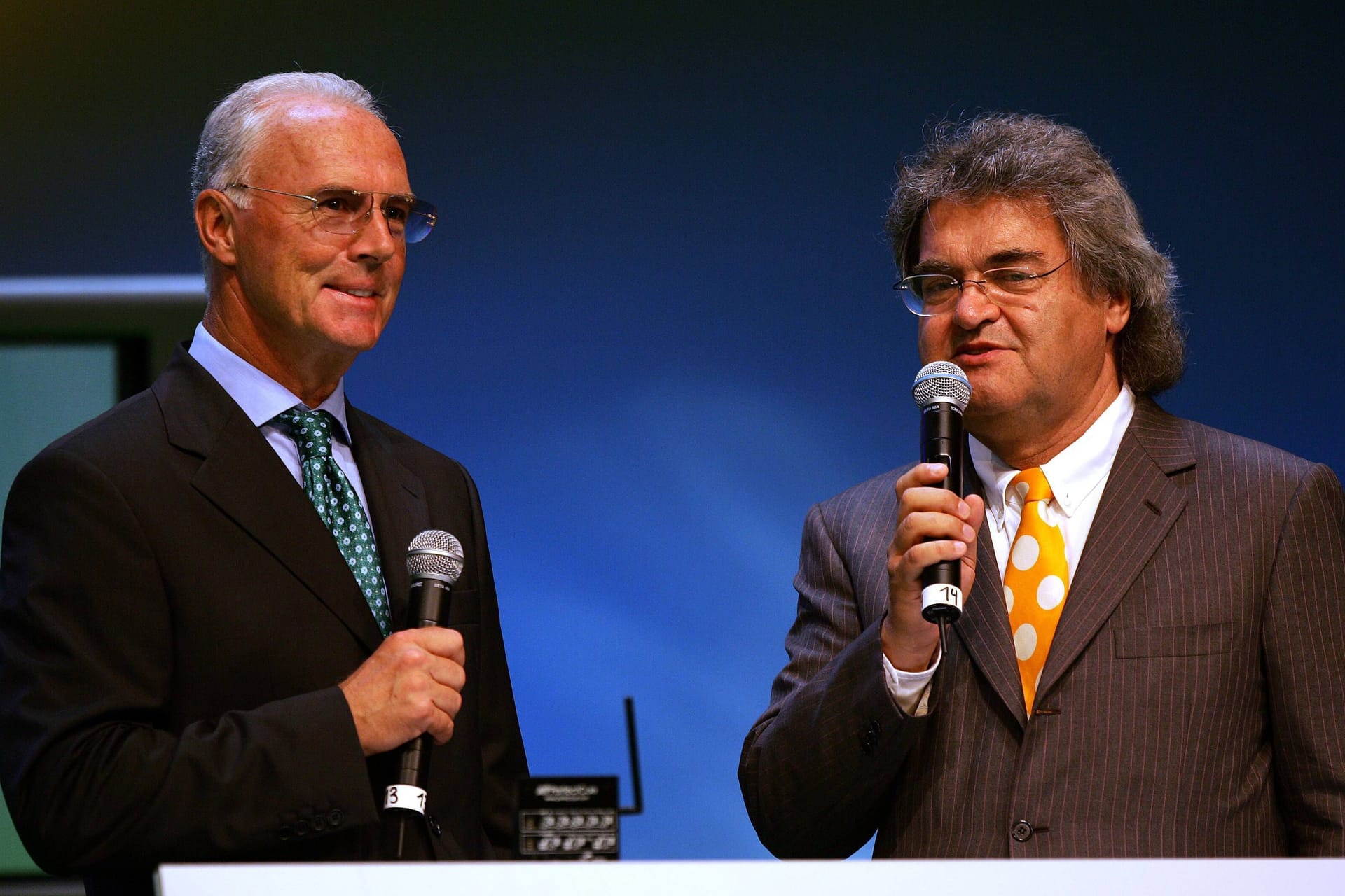 Helmut Markwort (rechts) mit Franz Beckenbauer im Jahr 2005: Der langjährige Wegbegleiter der Fußball-Legende hat Details zu seinen letzten Jahren verraten.