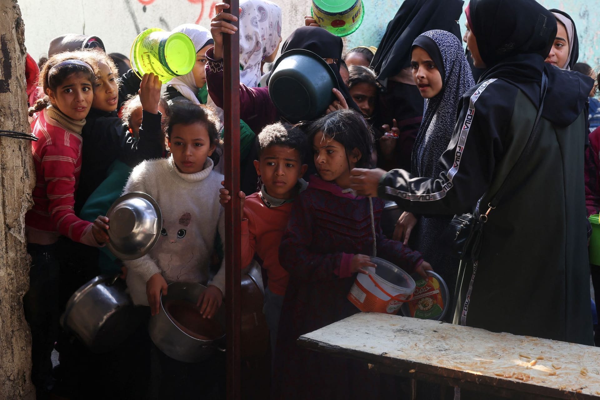 Kinder in Rafah bitten um Essen.