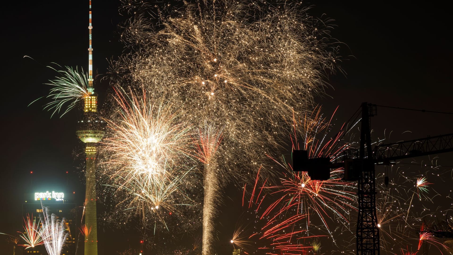 Mitte erstrahlt: Am Brandenburger Tor gab es nach Jahren mal wieder ein Höhenfeuerwerk.