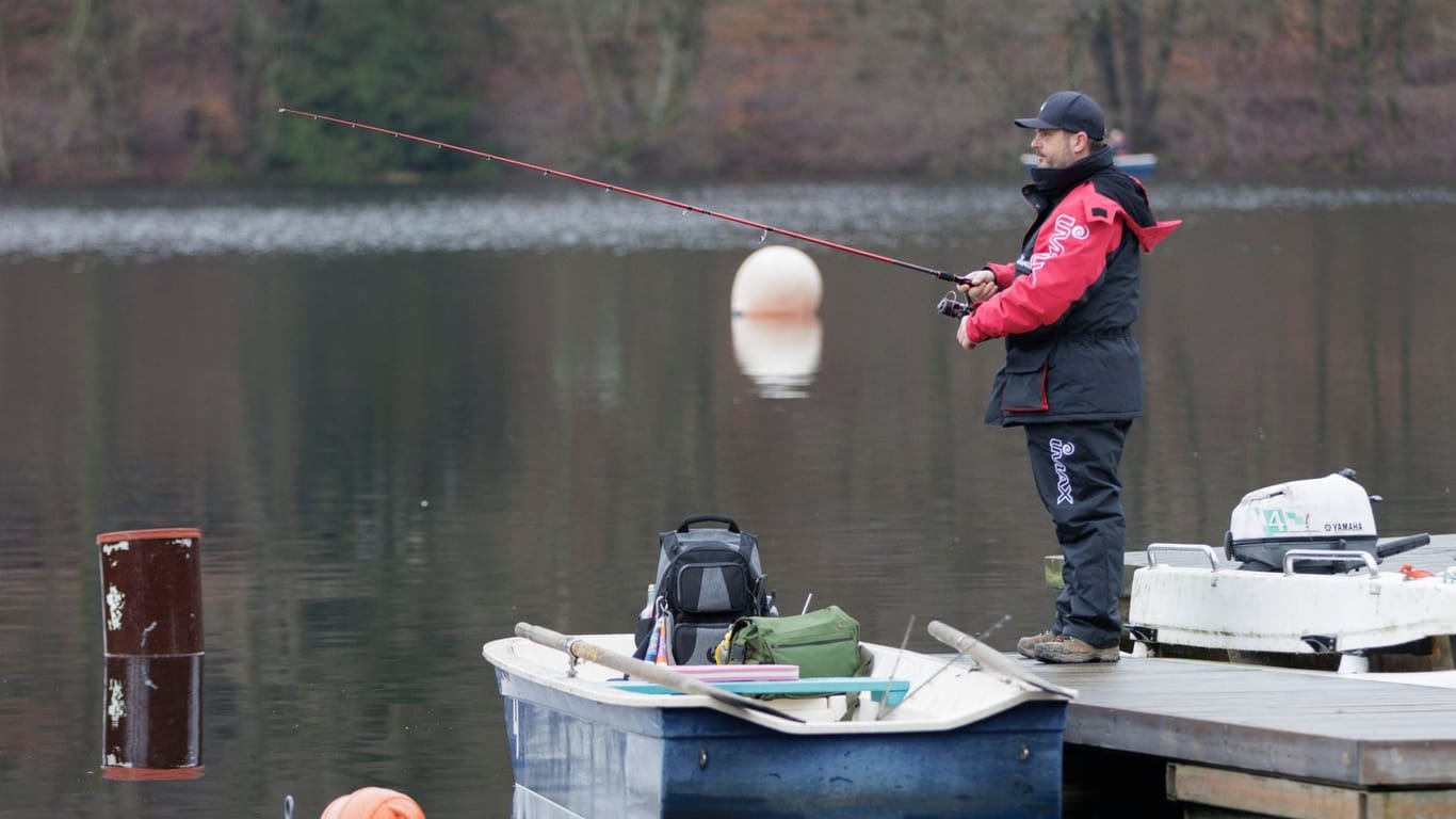 Ein Mitglied vom Sportfischerverein Kaiserslautern angelt am Gelterswoog: In dem See wurden Badegäste gebissen.