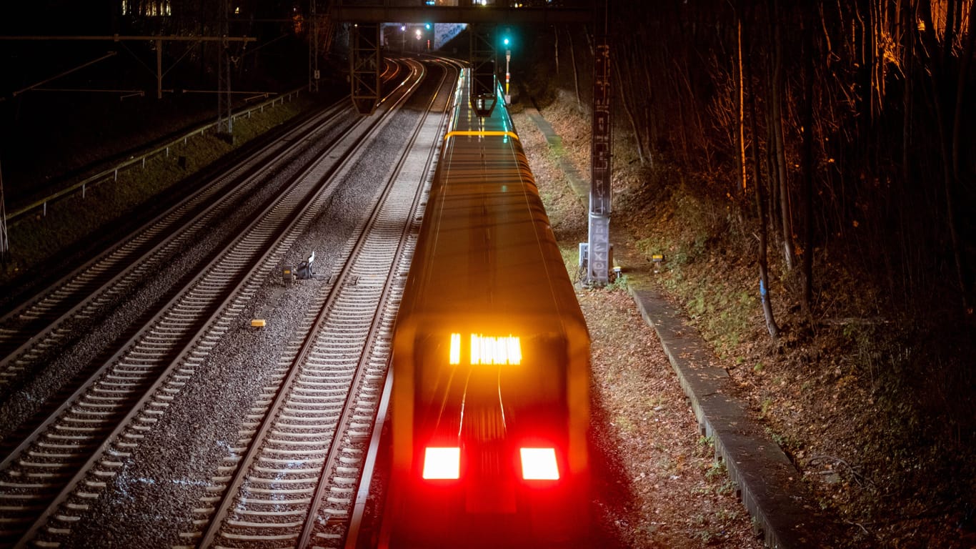 Eine Bahn fährt durch Berlin (Symbolfoto): Am frühen Sonntagmorgen ist ein BMW eine Böschung heruntergerauscht und auf U-Bahn-Schienen gelandet.