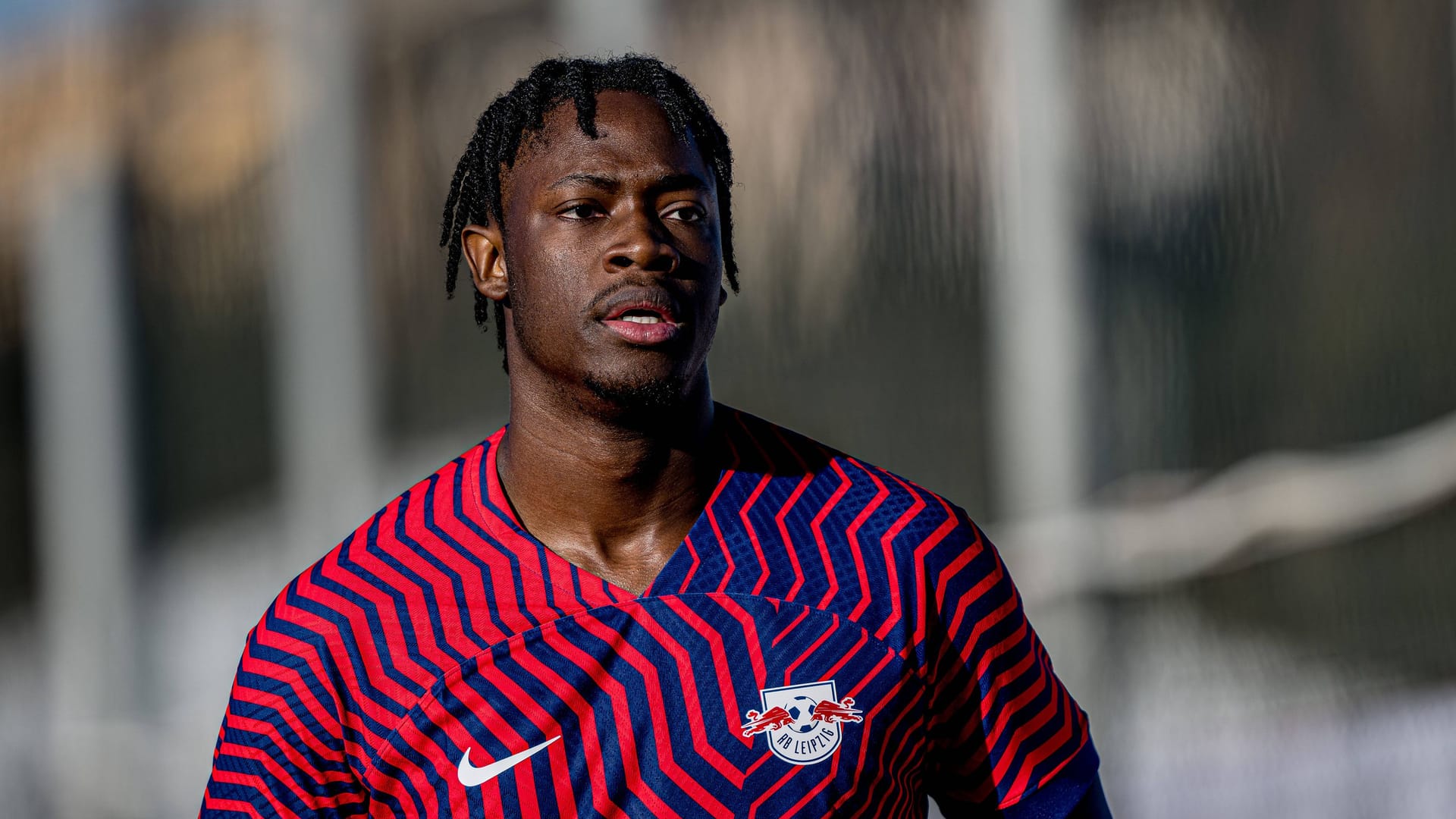 El Chadaille Bitshiabu: Der Profi kam im Sommer von Paris Saint-Germain.