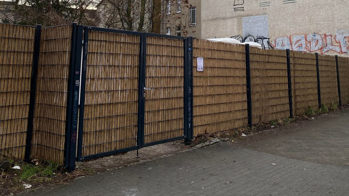 Berlin-Neukölln: Die Wohnboxen für Obdachlose werden durch einen Zaun und eine abschließbare Tür geschützt.