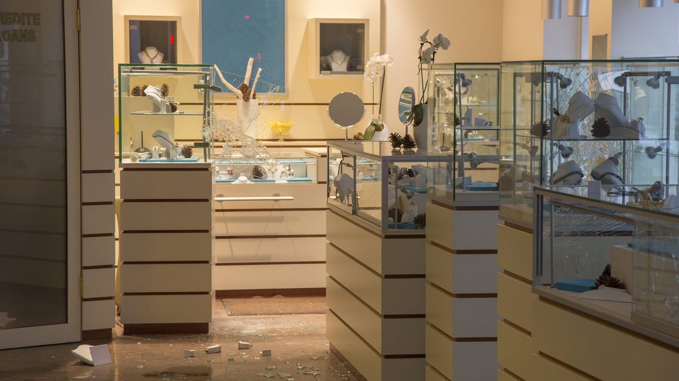 Ein Juwelier (Archivbild): In Berlin haben zwei Männer ein Geschäft überfallen und den Inhaber verletzt.