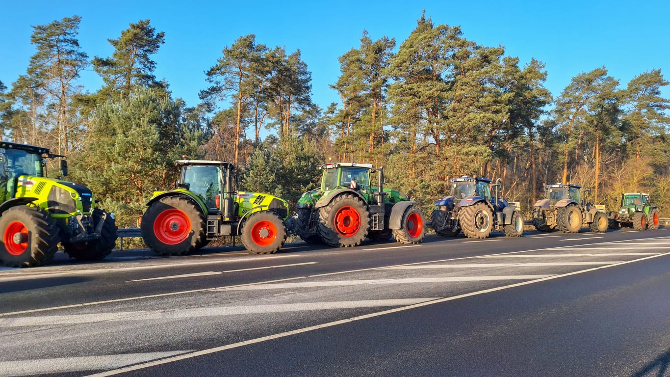 Landwirte blockieren eine Autobahnauffahrt (Archivfoto): In Mittelfranken waren am Mittwoch nahezu alle Autobahnen von der Demo betroffen.