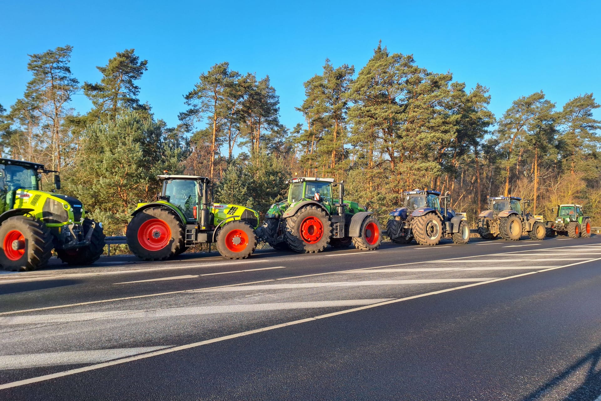 Landwirte blockieren eine Autobahnauffahrt (Archivfoto): In Mittelfranken waren am Mittwoch nahezu alle Autobahnen von der Demo betroffen.