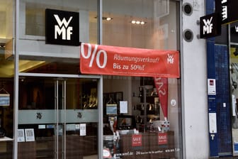 Räumungsverkauf in einer Filiale von WMF in der Kölner Innenstadt (Archivbild): Beide Geschäfte sollen schließen.