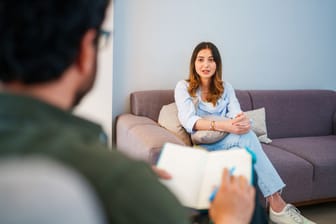 Junge Frau im Gespräch mit einem Therapeuten