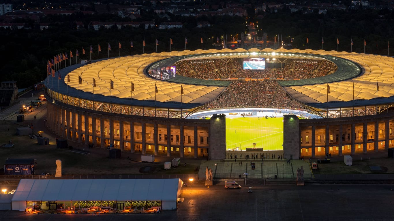 Das Olympiastadion in Berlin: Die Heimstätte der Hertha wird in blau-weiß erleuchten.