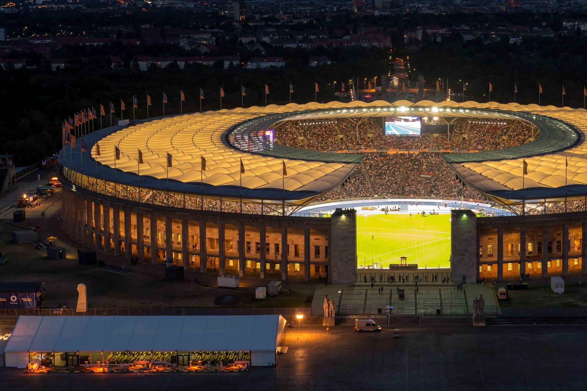 Das Olympiastadion in Berlin: Die Heimstätte der Hertha wird in blau-weiß erleuchten.